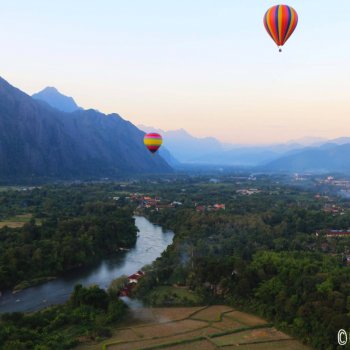 Ballonvaart bij sunset  in Vang Vieng
